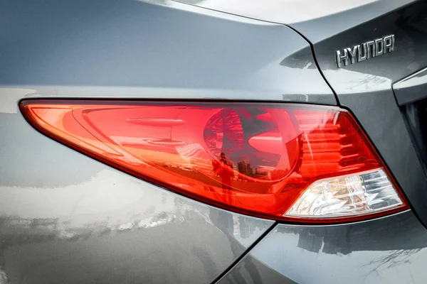 Óptica Traseira Carro Cinza Hyundai Accent Com Uma Luz Freio — Fotografia de Stock