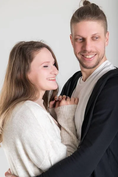 Jovem Loiro Europeu Casal Amantes Close Vertical Retrato Fundo Branco — Fotografia de Stock