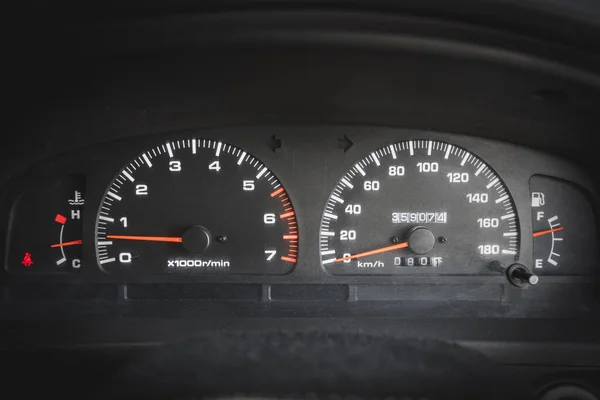 Widok Przodu Głównej Deski Rozdzielczej Prędkościomierzem Tachometrem Używanym Samochodzie — Zdjęcie stockowe