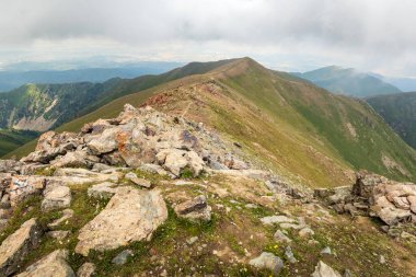 Trans-Ili Alatau Dağları. Panorama ve Bashuta tepeleri arasındaki tepe boyunca ilerleyin..