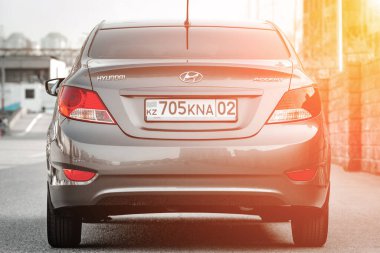 Hyundai aksanı gri renkli, plakası Almaty State plakalı, arka görüşlü. Almaty, Kazakistan, 05 Nisan, 2022