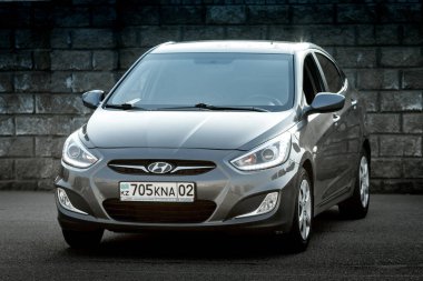 Hyundai aksanı gri renkli, Almaty araba numarası, ön manzara. Almaty, Kazakistan, 05 Nisan, 2022