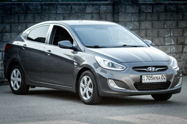 Hyundai aksanı gri renkli, önden ve sağdan. Almaty, Kazakistan, 05 Nisan, 2022