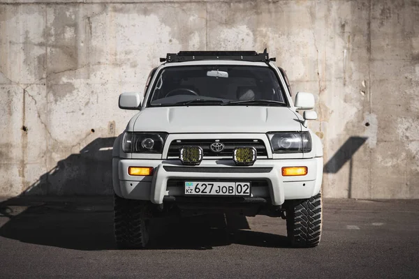 Japanska Offroad Används Vit Bil Toyota Hilux Surf Framifrån Almaty — Stockfoto