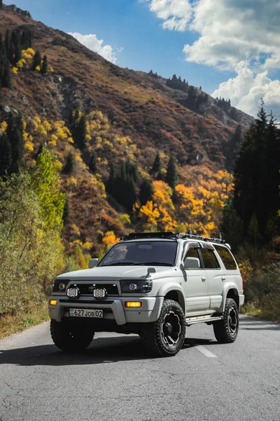 Road 4X4 Blanc Voiture Toyota 4Runner Automne Route Montagne Verticale — Photo