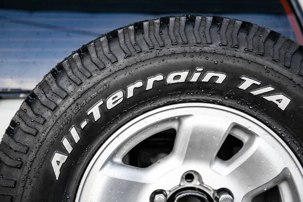 All Terrain 在Suv后门的轮胎上作为备用轮胎 哈萨克斯坦阿拉木图 2022年9月28日 — 图库照片