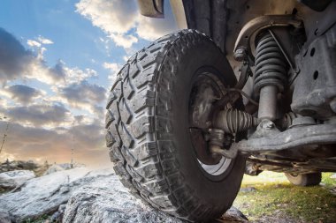 Bir off-road yaşam tarzının direksiyon ve süspansiyon sistemi. SUV yolculuktaki doğal engelleri aşar.