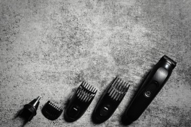 Ağızlığı olan elektrikli tıraş makinesi. Kopyalama alanı olan elektrikli tıraş makinesi üst görünümü.