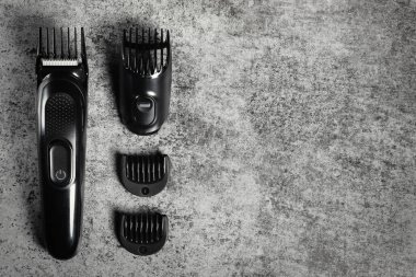 Eklentileri olan elektrikli tıraş makinesi. Kopyalama alanı olan elektrikli tıraş makinesi üst görünümü.