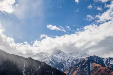 Bulutlu gökyüzü ile Almaty Dağı tepesi resimli manzara. Orta Asya 'nın doğası.