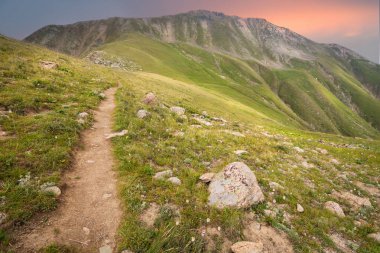 Furmanov dağından Almaty dağlarındaki Panorama zirvesine doğru yürüyüş yolu..