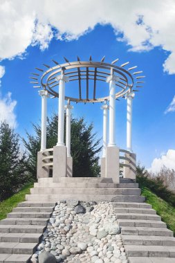 Bir shanyrak biçiminde bir ağaç - ortak bir evin sembolü ve Kazakistan 'da yaşayan tüm insanlar için tek bir vatan. Almaty, Kazakistan - 10 Nisan 2021