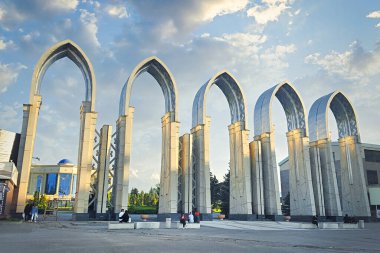 Almaty şehrinin merkezindeki Atakent parkının ana girişi, turistler ve yerel halk için ünlü bir cazibe merkezi. Almaty, Kazakistan - 28 Nisan 2022.