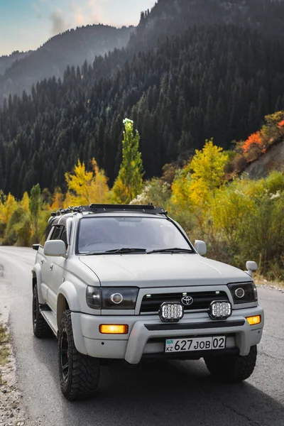 Voiture Tout Terrain Blanche Toyota Sur Route Montagne Automne Almaty — Photo