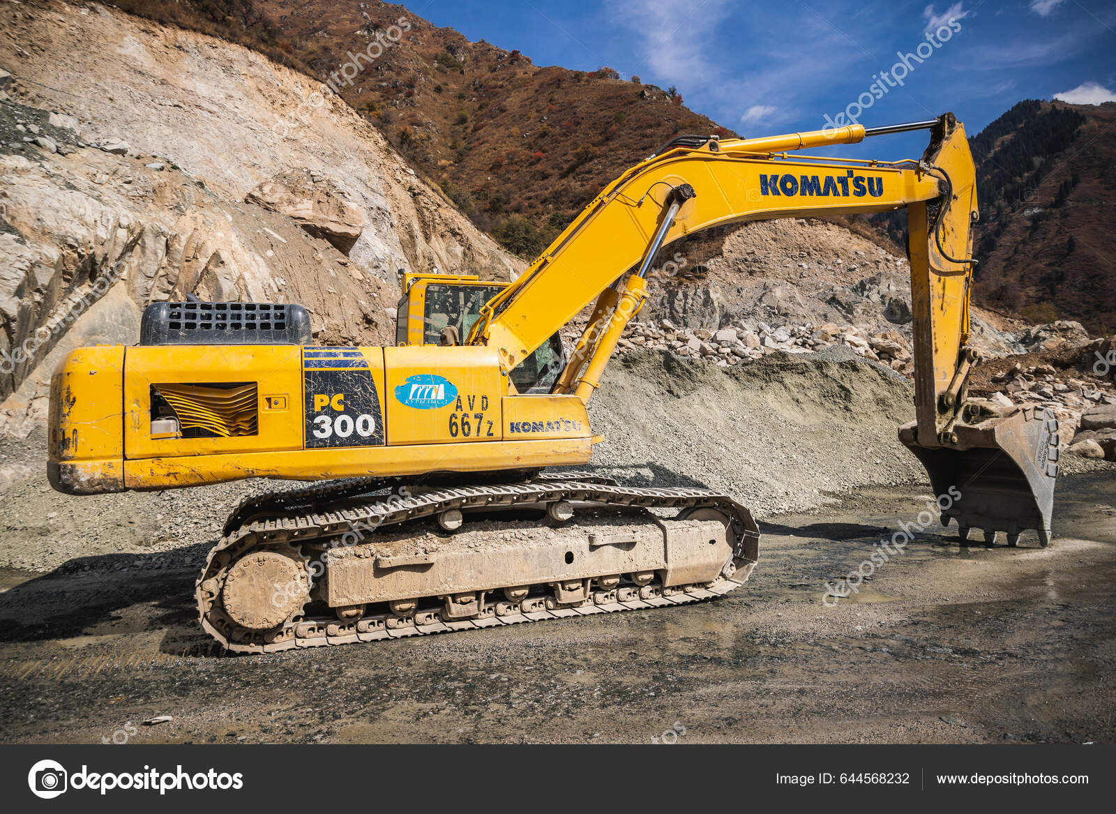 Komatsu Pc300 Escavadeira Amarela Almaty Montanhas Envolvidas Construção  Barragem Almaty — Foto editorial © 4eX #644568232, image size:1600x1167