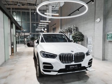 Yeni beyaz Alman arabası BMW X5 ile bir araba galerisinde nimbus. Almaty, Kazakistan - 30 Aralık 2022.