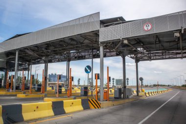 Şehirlerarası otoyolun turnikeleri Almaty Khorgos. Almaty, Kazakistan - 21 Ağustos 2022.