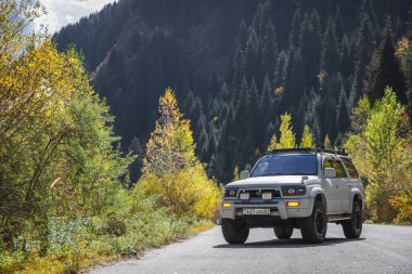 Japon off-road aracı Toyota Hilux Sörf Sonbahar dağ yolunda kullanıldı. Almaty, Kazakistan - 28 Eylül 2022