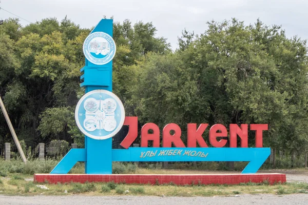 Almaty bölgesindeki Jarkent şehrinin girişinde Zharkent adında bir Stele. Jarkent, Kazakistan - Ağustos - 21, 2022