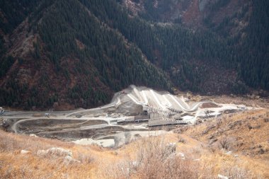 Almaty Dağları 'ndaki Büyük Almaty Vadisi' ndeki çamur akıntısı koruma barajının ereksiyon manzarası. Almaty, Kazakistan - 28 Eylül 2022