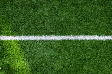 Futbol sahasının yeşil çimlerinde beyaz çizgili işaretler, arka planı kopyala.