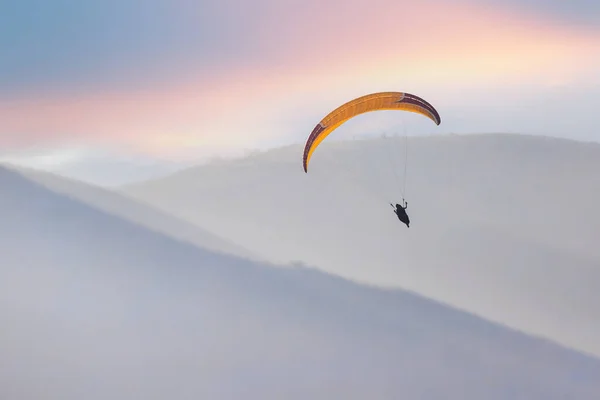 Bir Paraglider Gökyüzünde Tepelik Bir Alanda Plan Yapıyor — Stok fotoğraf