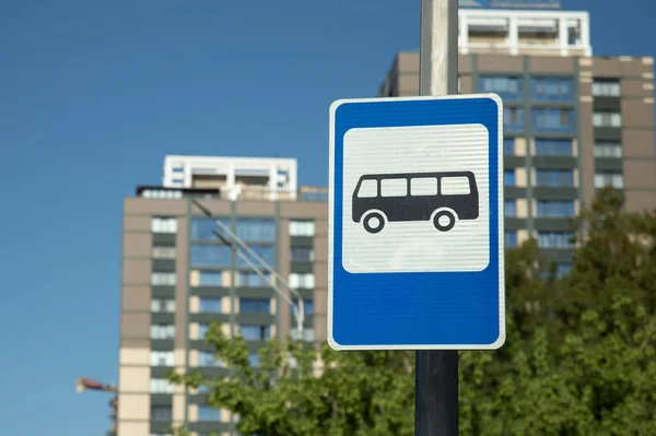 Señal Parada Autobús Azul Fondo Complejo Residencial — Foto de Stock