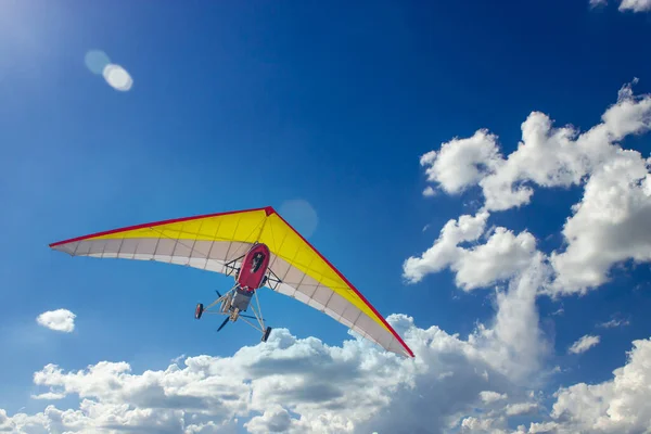 Parapendio Sterzante Motorizzato Vola Nel Cielo Vista Dal Basso — Foto Stock
