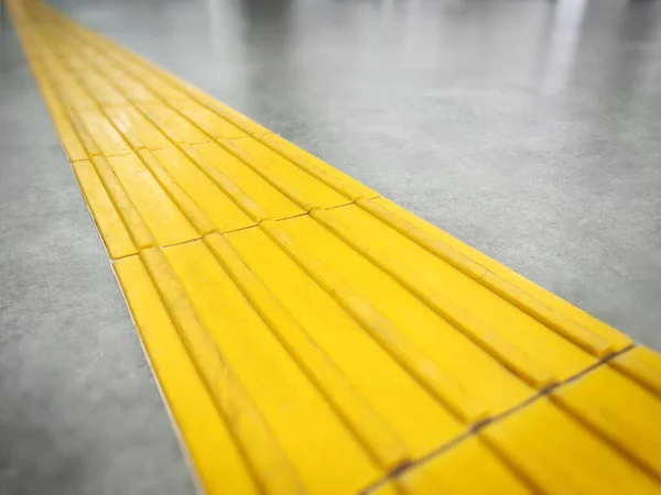 Gehweg Oder Gelbe Taktile Fliesen Für Blinde Städtischen Umfeld — Stockfoto