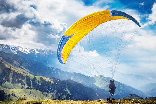 Uçan bir paraglider ile inanılmaz dağlar manzarası.