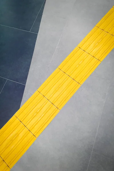 都市部の視覚障害者のための歩道や黄色の触覚タイル — ストック写真