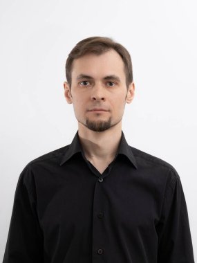 30 'lu yaşlarda beyaz arka planda pasaport gibi duygusal bir portre yok..