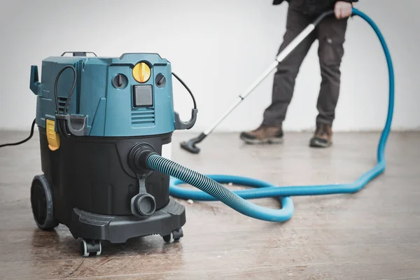 Seorang Pekerja Membersihkan Puing Puing Bangunan Setelah Diperbaiki Dengan Vacuum — Stok Foto