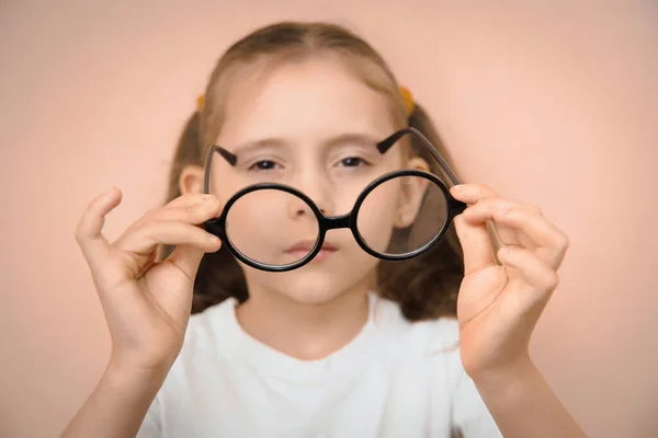 Lkokul Çağındaki Küçük Bir Kız Doğru Gözlüğü Diyoterle Seçiyor — Stok fotoğraf