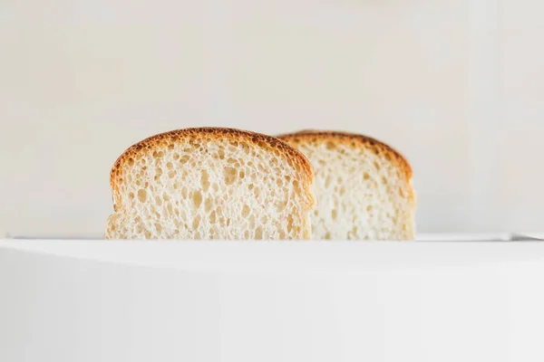 白いトースターに挿入スライスした新鮮なパンのフロントビュー 選択的なソフトフォーカス コピースペース — ストック写真