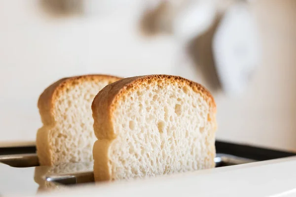 Κοντινές Λευκές Φέτες Ψωμιού Φέτες Που Προεξέχουν Λευκή Τοστιέρα Επιλεκτική — Φωτογραφία Αρχείου
