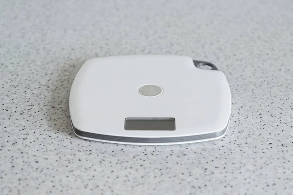 キッチンテーブルの上のデジタルキッチンスケール 食品の重量を測定するための電子スケール コピースペース — ストック写真