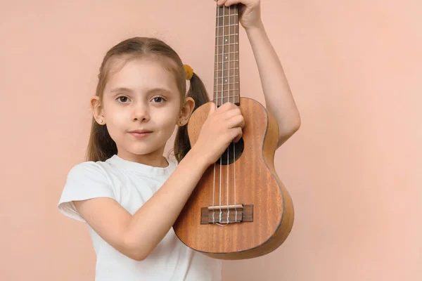 Kafkas Anaokulu Kızı Ukulele Çalarak Müzik Öğreniyor — Stok fotoğraf