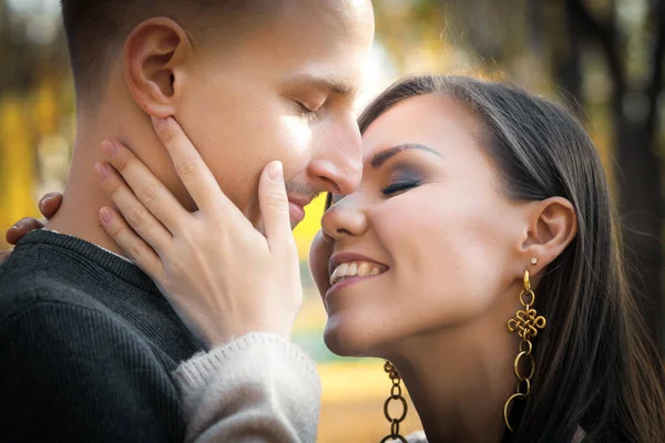 愛の秋の屋外で若いカップルのクローズアップ肖像画 — ストック写真