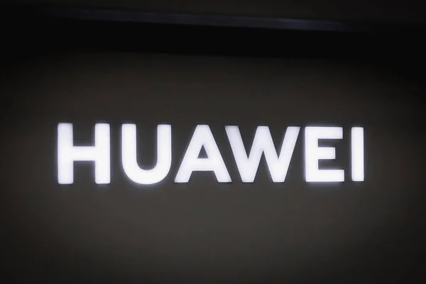 Збільшення Розміру Логотипу Huawei Декоративній Стіні Магазині Алмати Казахстан Квітня — стокове фото