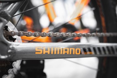 Shimano spor markasının bir bisiklet çerçevesindeki logosunun yakın çekimi. Almaty, Kazakistan - 16 Nisan 2023