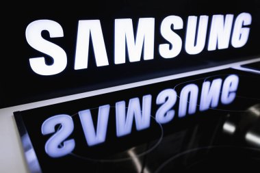 Kürsüdeki SAMSUNG logosu mağazadaki elektrikli fırına yansıyor. Almaty, Kazakistan - 15 Nisan 2023