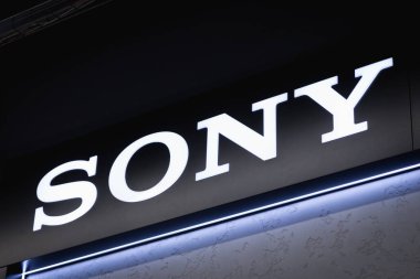 Mağazadaki dekoratif duvardaki SONY logosuna yakın plan. Almaty, Kazakistan - 15 Nisan 2023