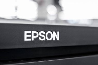 Markalı ürünlerin EPSON logosuna yakın plan. Almaty, Kazakistan - 16 Nisan 2023