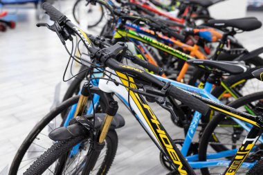 Spor malzemeleri satan bir mağazada dağ sporu bisikletleri sıralanır. Almaty, Kazakistan - 16 Nisan 2023