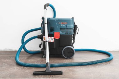 İnşaat alanında Bosch endüstriyel elektrik süpürgesi. Almaty, Kazakistan - 18 Mart 2023