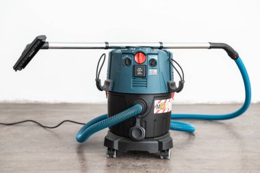 Bosch profesyonel elektrik süpürgesi kullanıma hazır boş bir odada. Almaty, Kazakistan - 18 Mart 2023