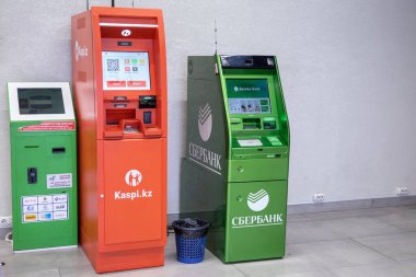ATM 'ler Kaspi, Sberbank ve ödeme almak için bir terminal. Almaty, Kazakistan - 15 Nisan 2023