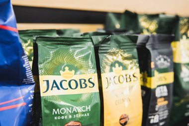 Kahve Jacobs Monarch süpermarketin rafında. Almaty, Kazakistan - 15 Nisan 2023