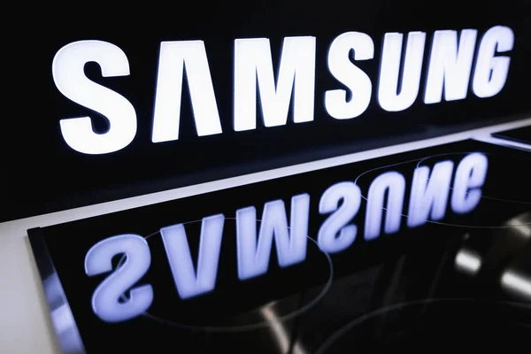 Логотип Samsung Підставці Відображається Електричному Кухарі Магазині Алмати Казахстан Квітня — стокове фото